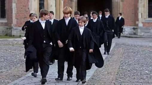 校服承擔(dān)育人功能，但為何中國校服卻承擔(dān)管理功能？