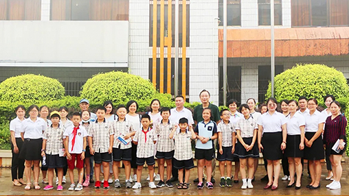 《南國早報》小記者團走進百裕集團生產(chǎn)中心，探訪“學生裝”奧秘