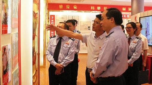 岑溪市稅務(wù)局、岑溪市農(nóng)村商業(yè)銀行黨組成員交流團蒞臨百裕集團參觀交流